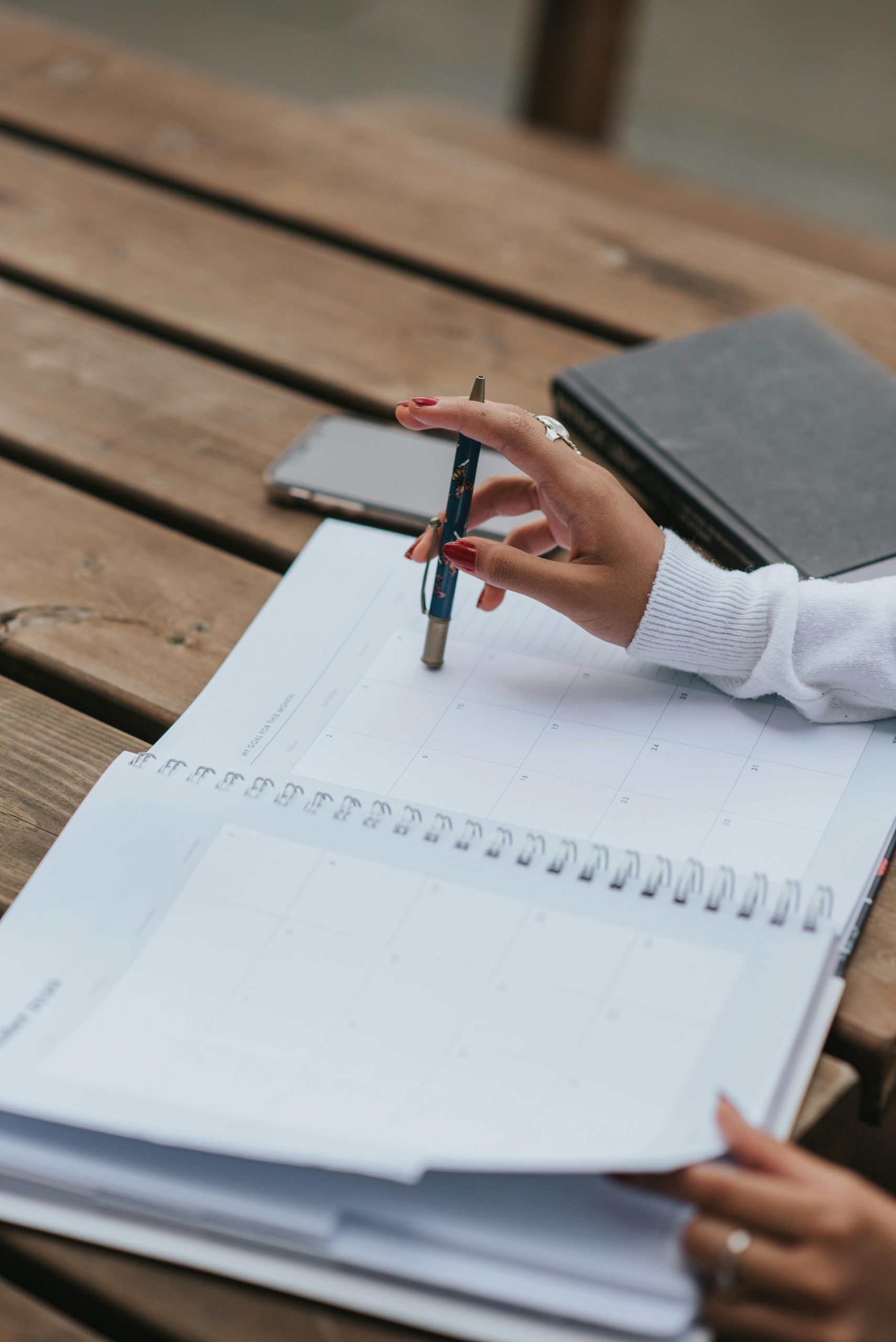 Femme qui prend des notes dans son agenda