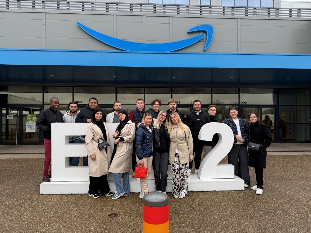Nos étudiants en +4MDC devant le site de Amazon à Augny