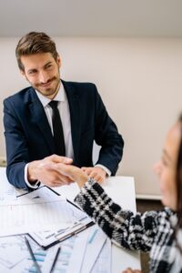 poignée de mains étudiant - gérant entreprise