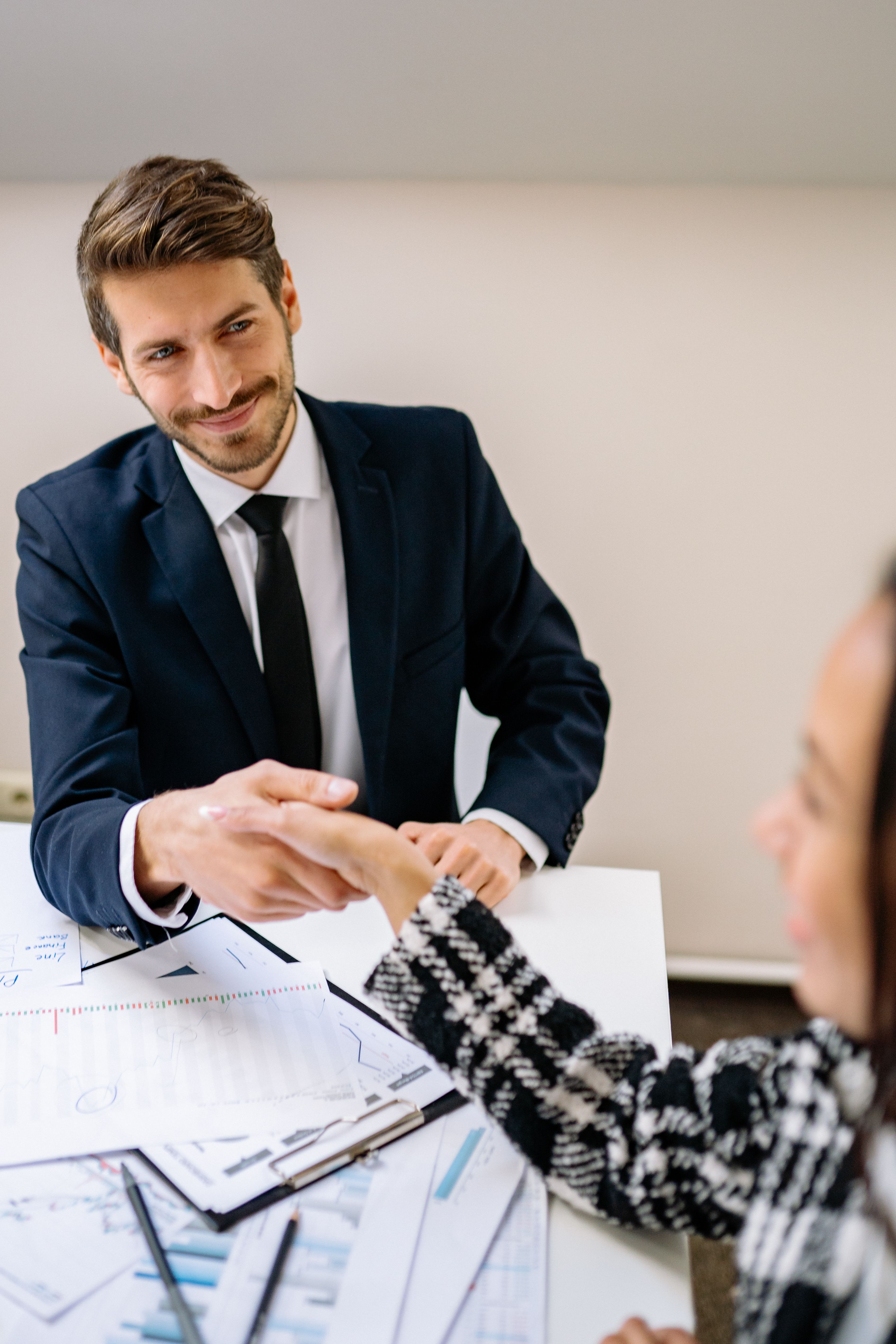 poignée de mains étudiant - gérant entreprise