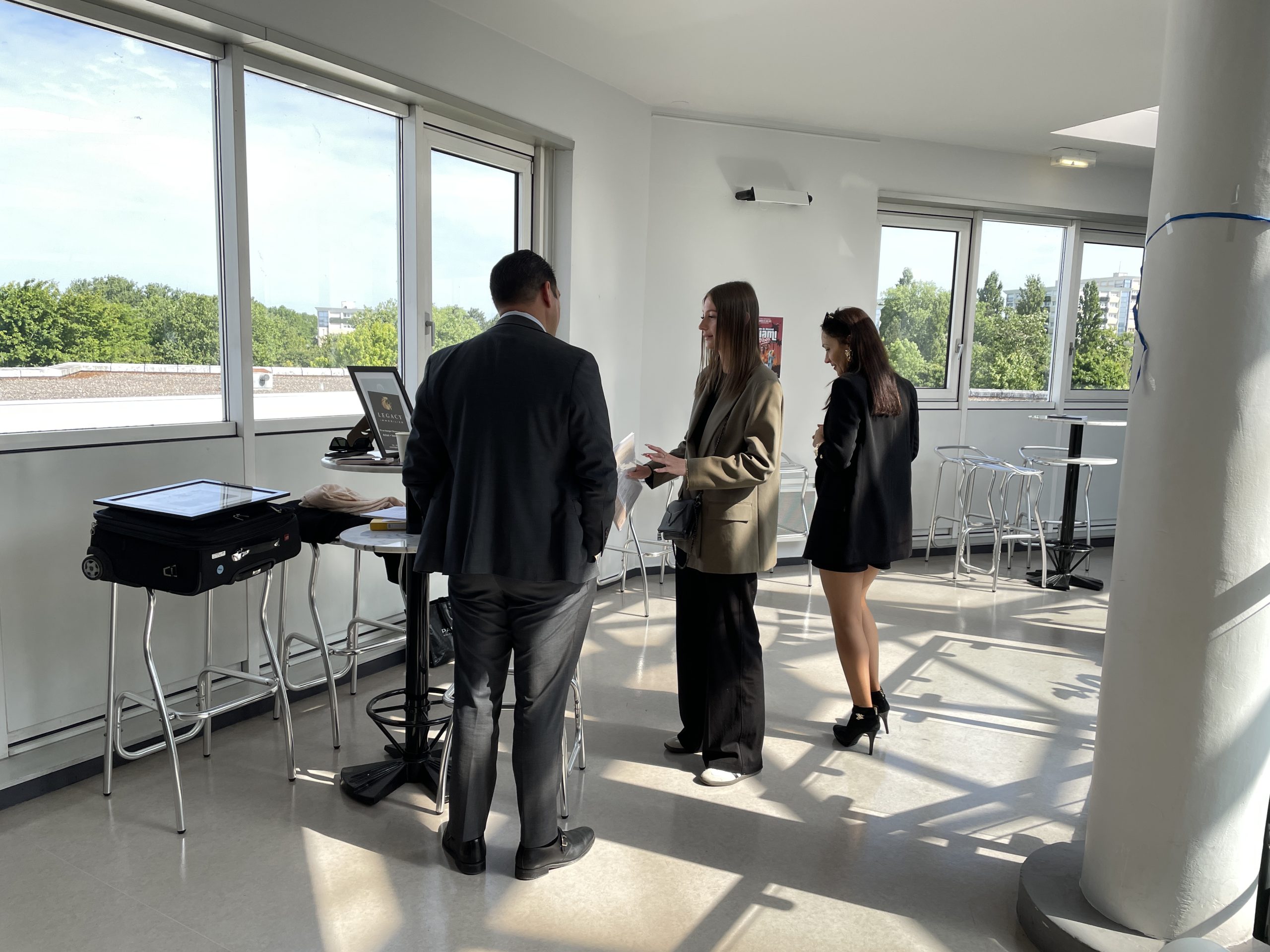 Étudiants et entreprises présentent lors du Job Dating