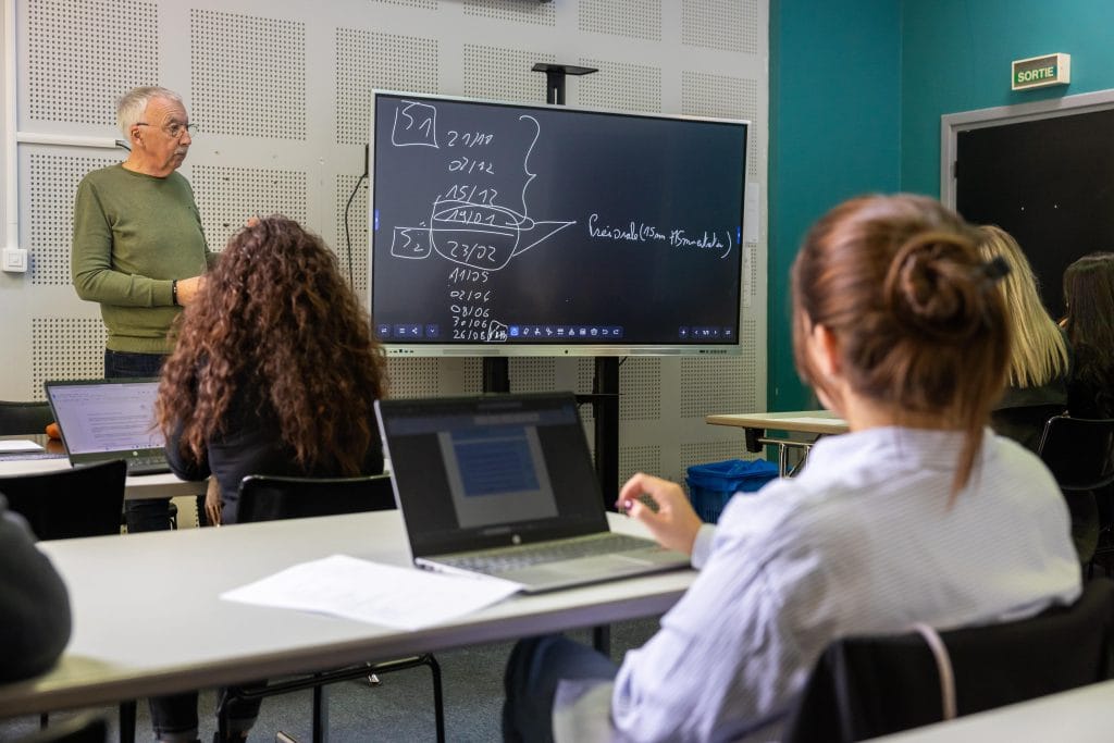intervenant en cours à l'école IMC FORBACH
