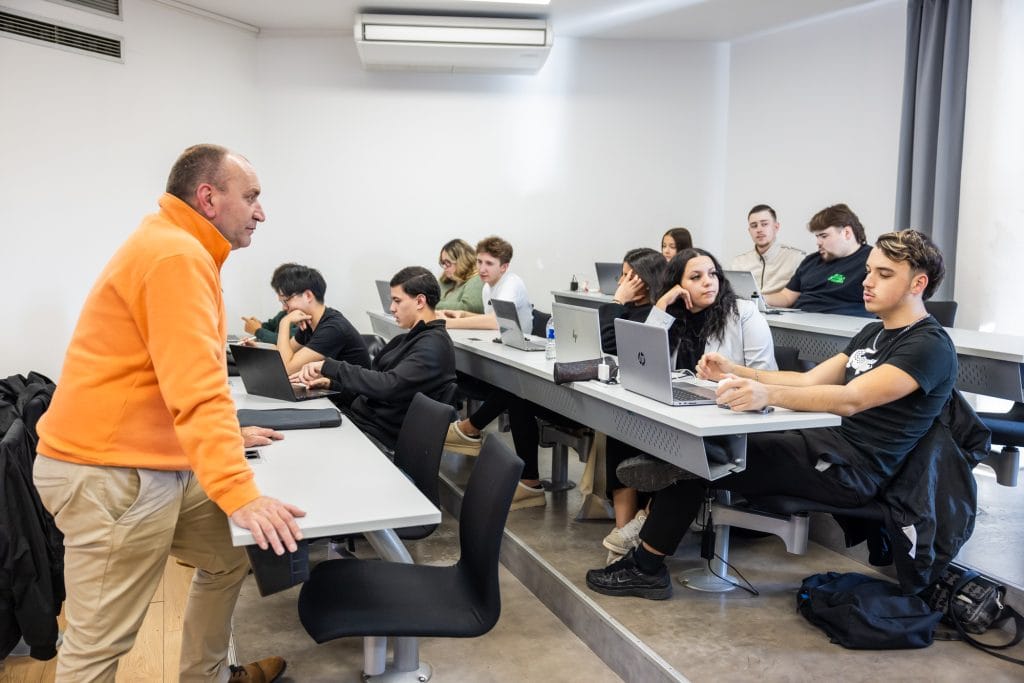 Formateur donnant un cours à ses étudiants