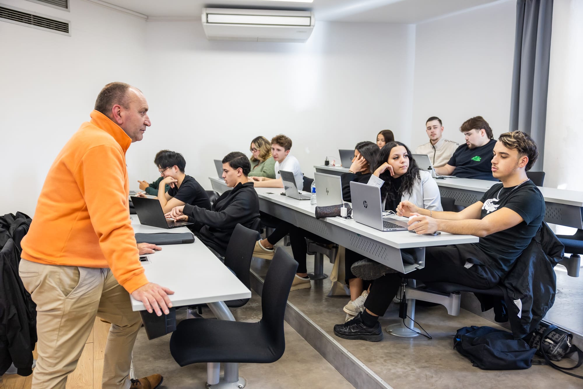 Formateurs donnant un cours à des élèves