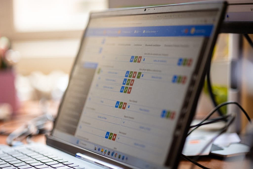 Ordinateur ouvert sur un logiciel pour gérer son budget