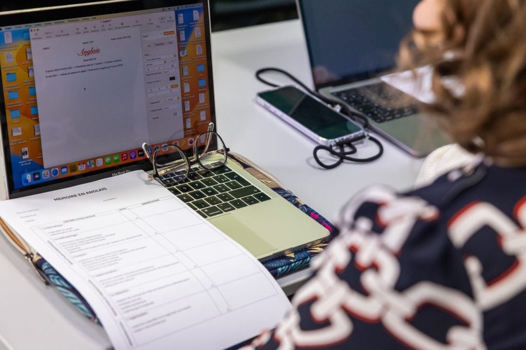 Étudiant sur son ordinateur