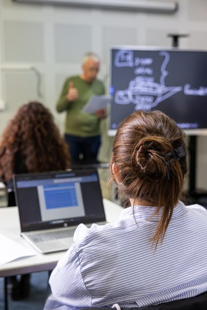 Étudiante en cours de stratégie financière