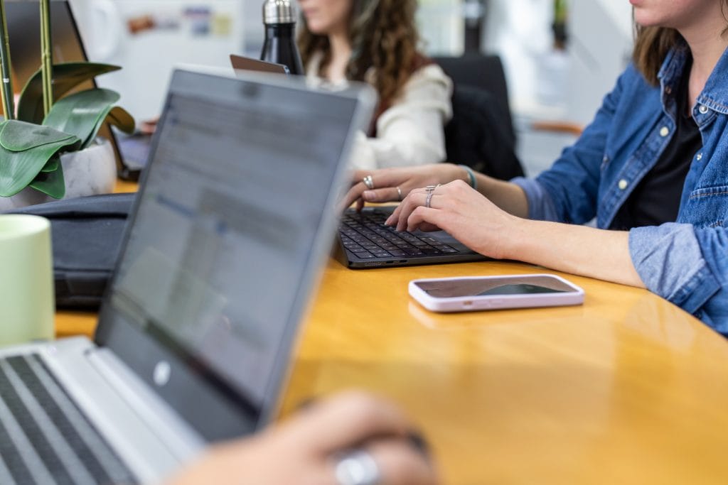 Comptable financier traitant ses mails