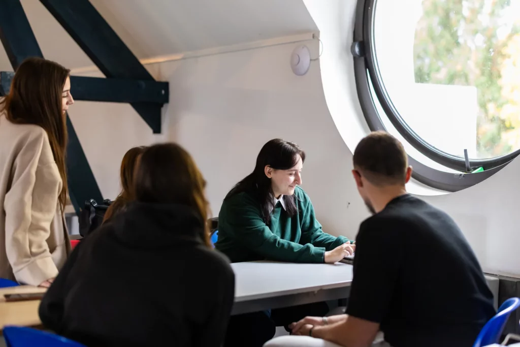 étudiants de l'imc forbach en travail de groupe