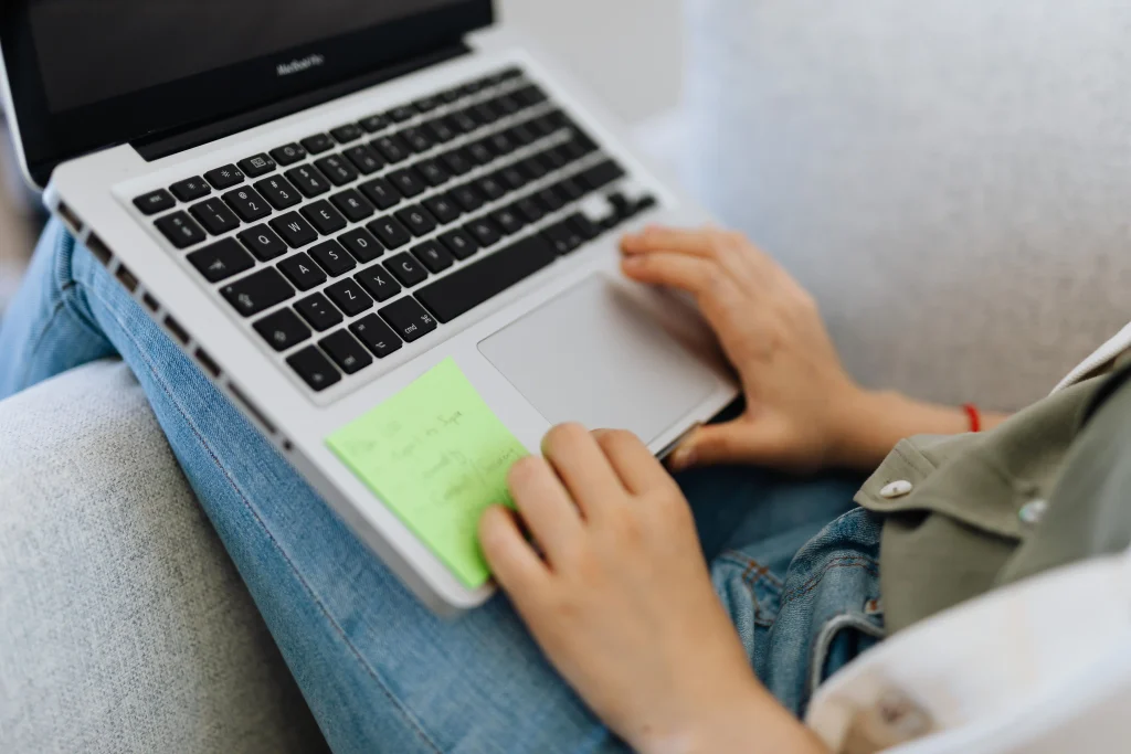 Étudiant prenant des notes sur son ordinateur