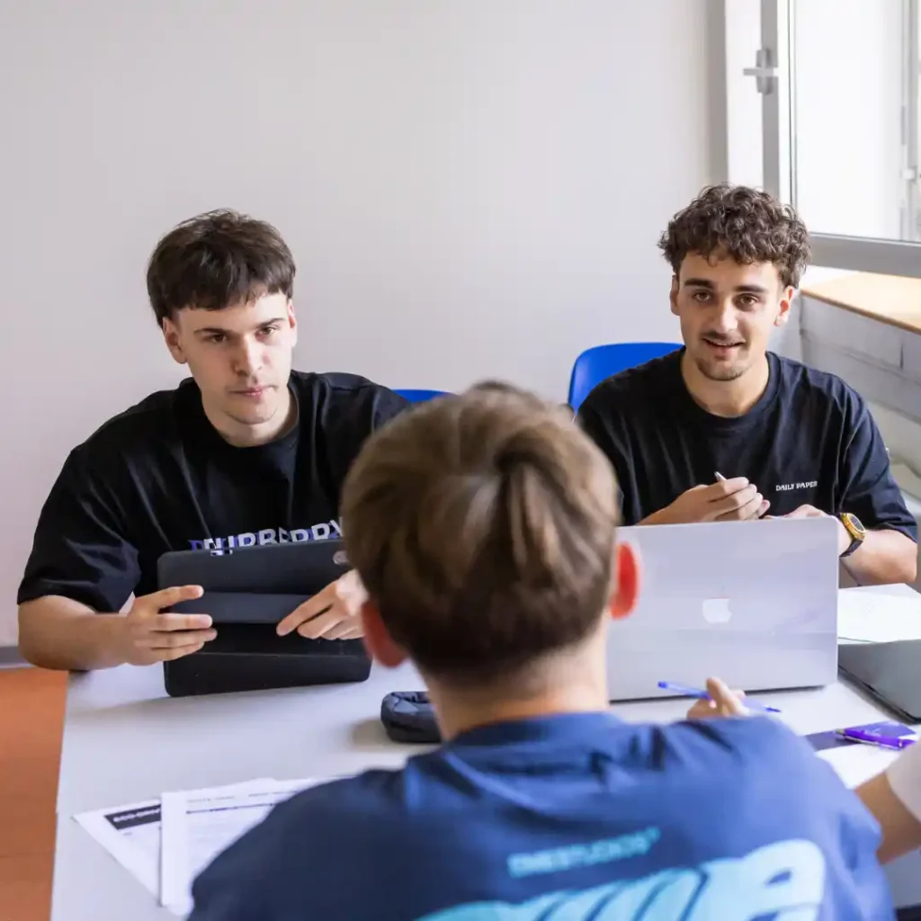 Étudiants en travail de groupe sur leur ordinateur