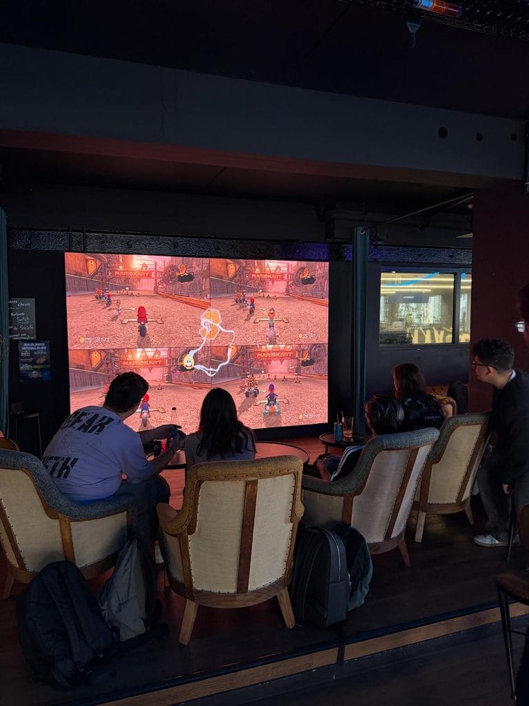 Étudiants jouant à Mario Kart