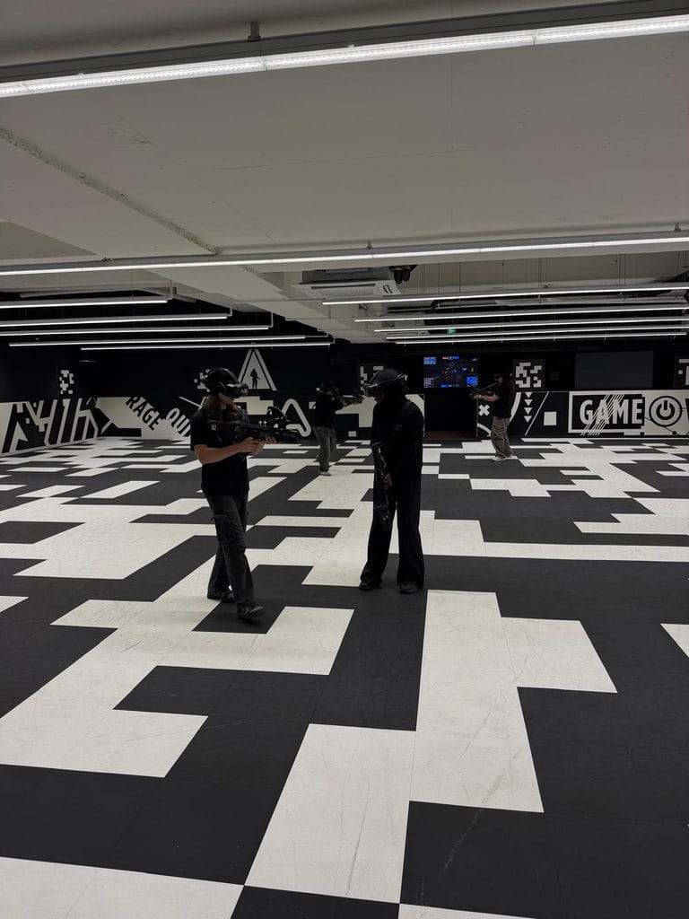 Étudiants jouant à la VR