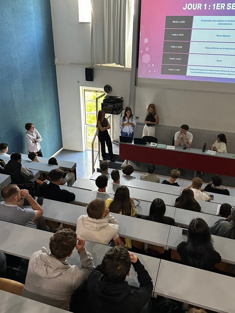 Réunion lors de la journée d'intégration