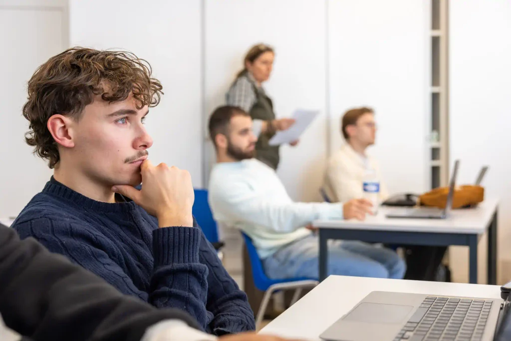 Étudiant pensif la main sur le menton