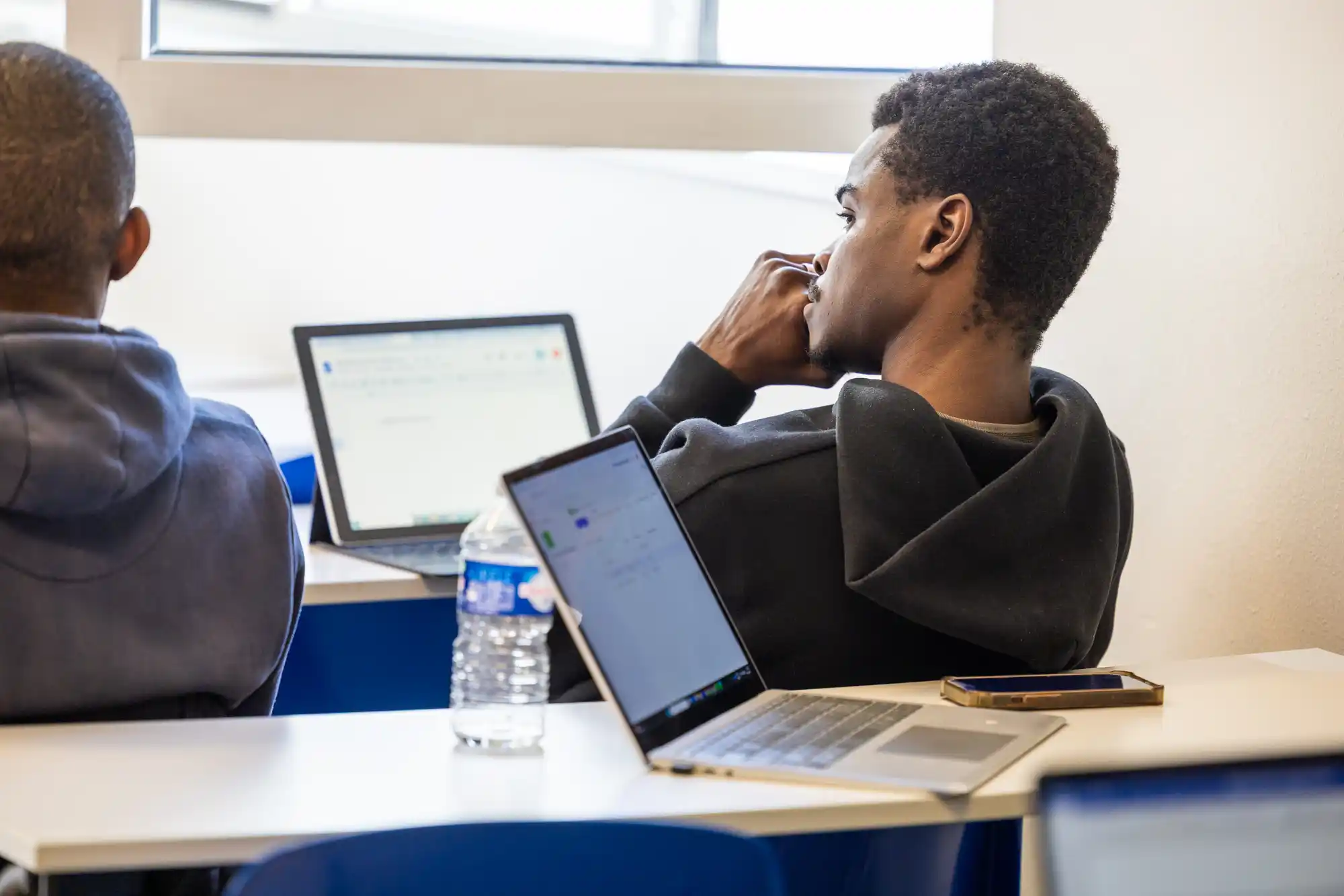 Étudiant pensif en cours