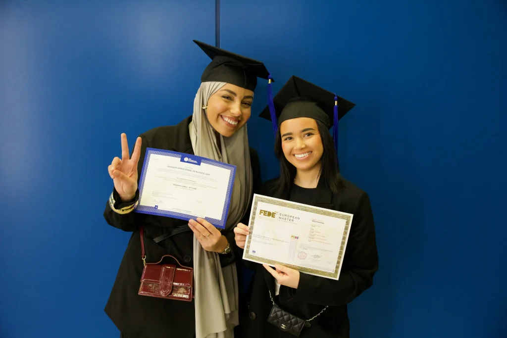 Étudiantes diplômées d'un mastère en 2026